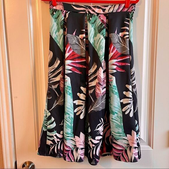 Boohoo Black Floral Full Midi Skater Skirt; SZ 10; Excellent used condition - Picture 2 of 7